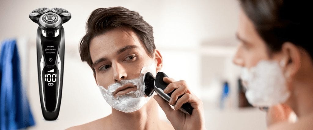 גבר מתגלח עם פיליפס נורלקו 9700