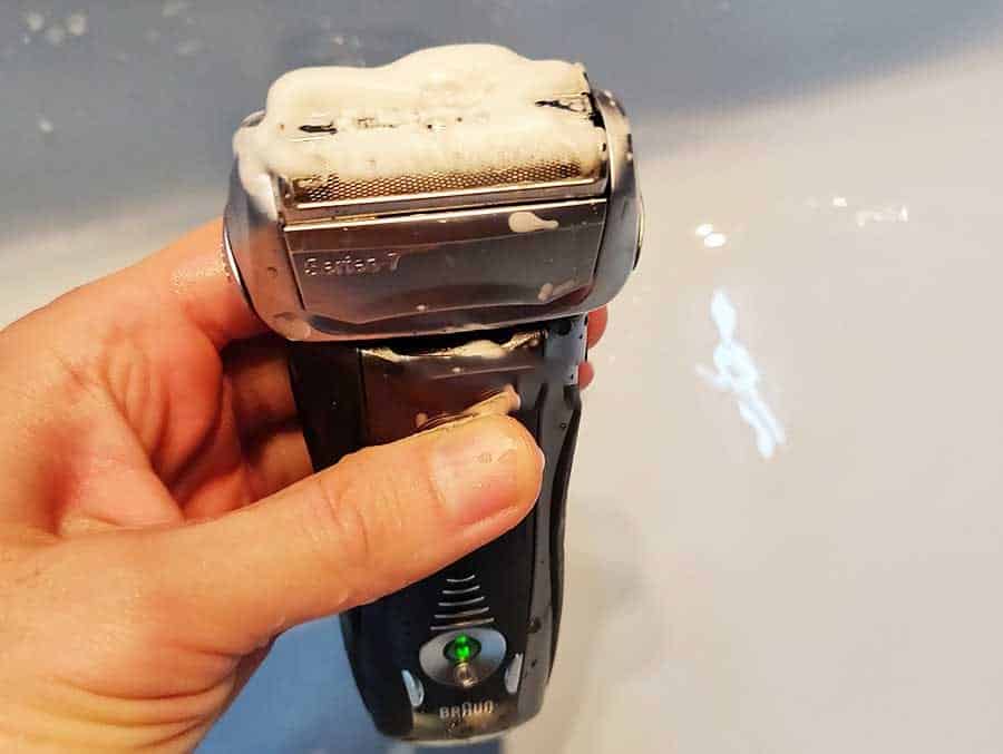 מכונת הגילוח מופעלת בזמן שיש עליה סבון