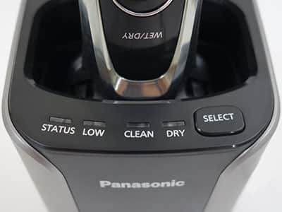 עמדת ניקוי וטעינה של Panasonic ES-LV95 תמונה של הכפתורים