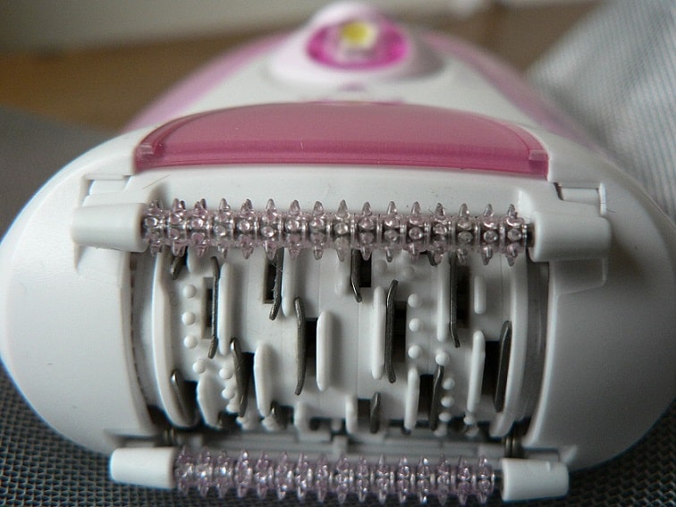תצלום מקרום של פינצטות על מכשיר להסרת שיער